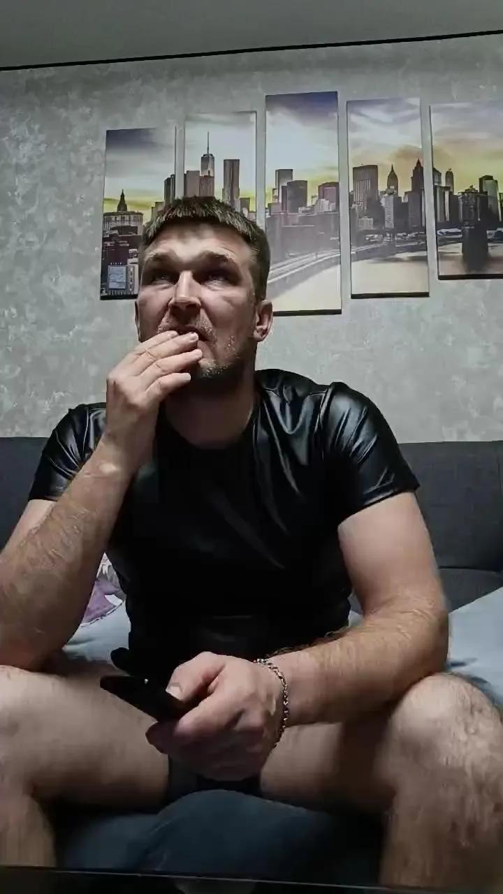 Masturbate to HugoBorz86, he wants to masturbate for you hugoBorz86 from Cam4