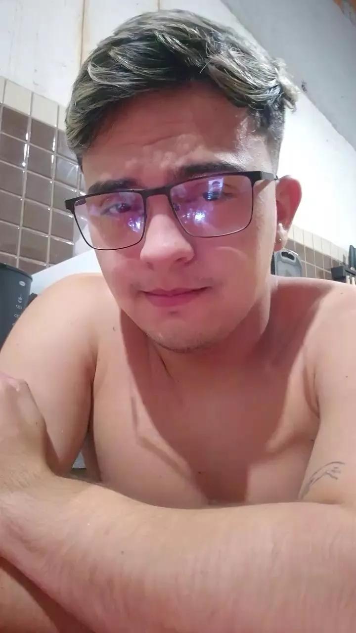 kuro37 on Cam4 