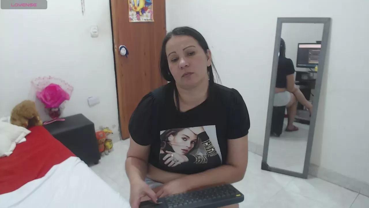 LauraFoxx on Cam4 
