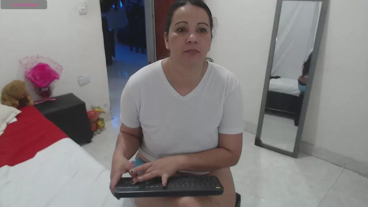 LauraFoxx on Cam4 
