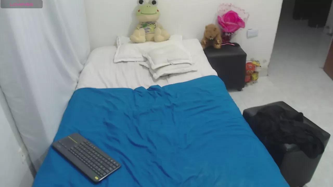 LauraFoxx on Cam4 