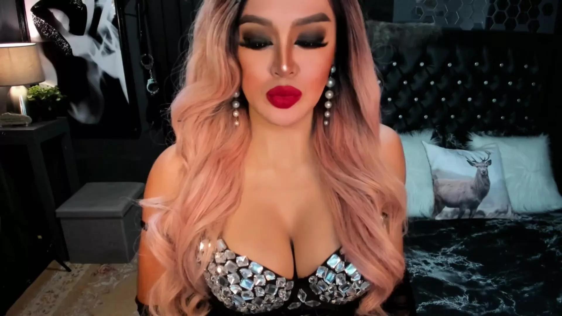 Lickmona on Cam4 