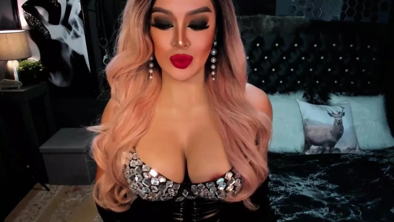 Lickmona on Cam4 