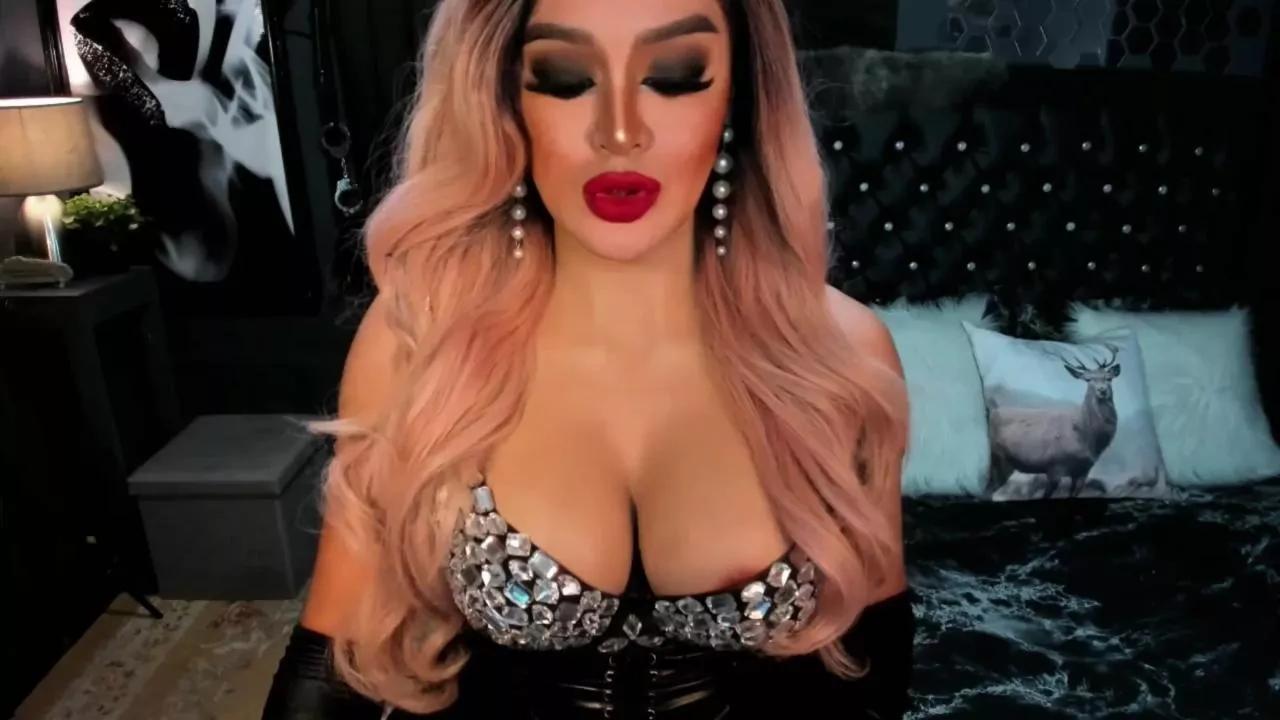 Lickmona on Cam4 
