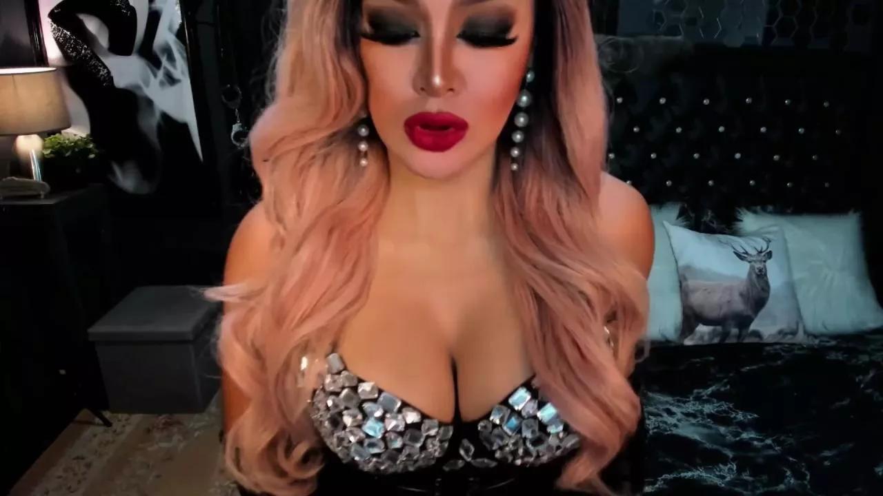 Lickmona on Cam4 