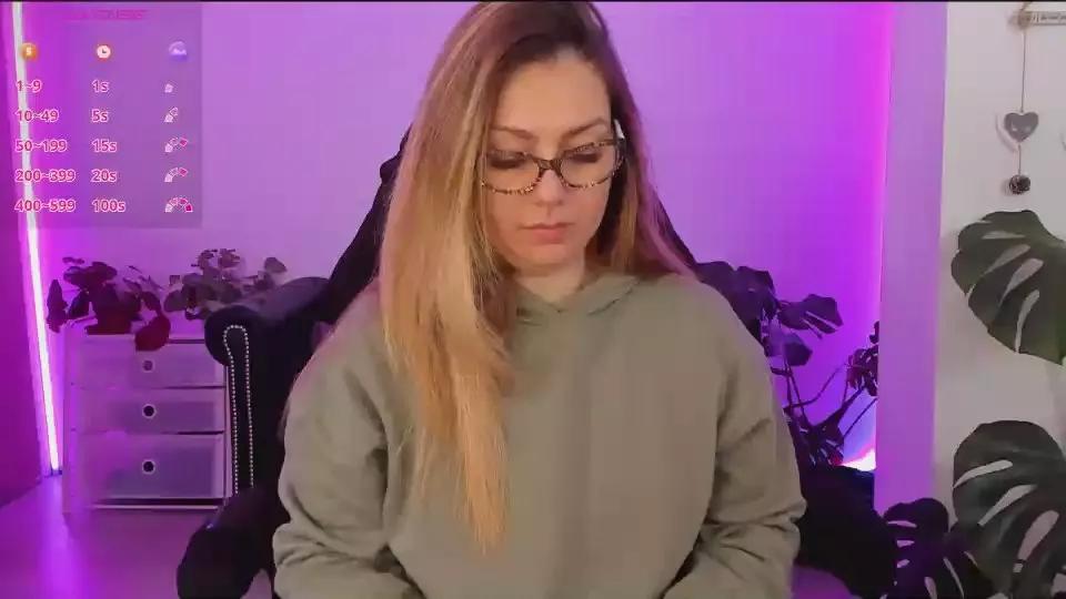 LindaWhite_ on Cam4 