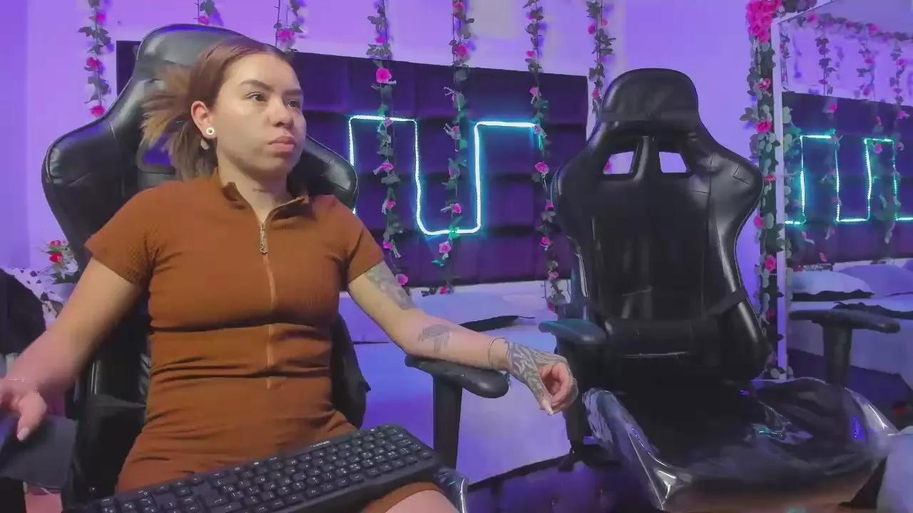 LizaAndCharlot on Cam4 