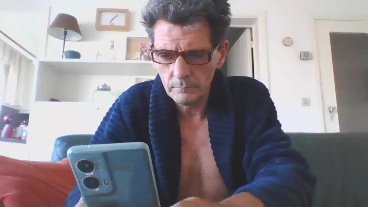 Offline lossee3 on Cam4