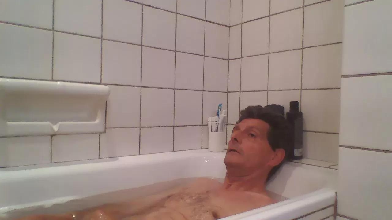 Offline lossee3 on Cam4