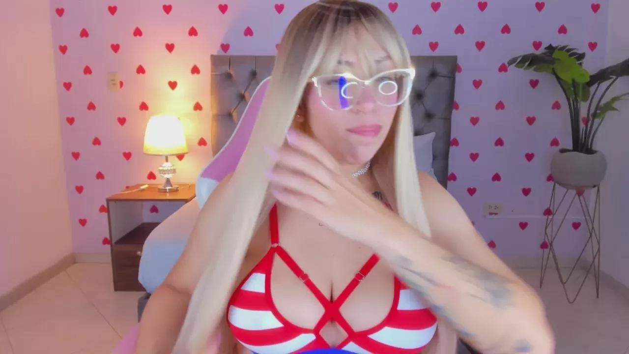 luana_adans on Cam4 