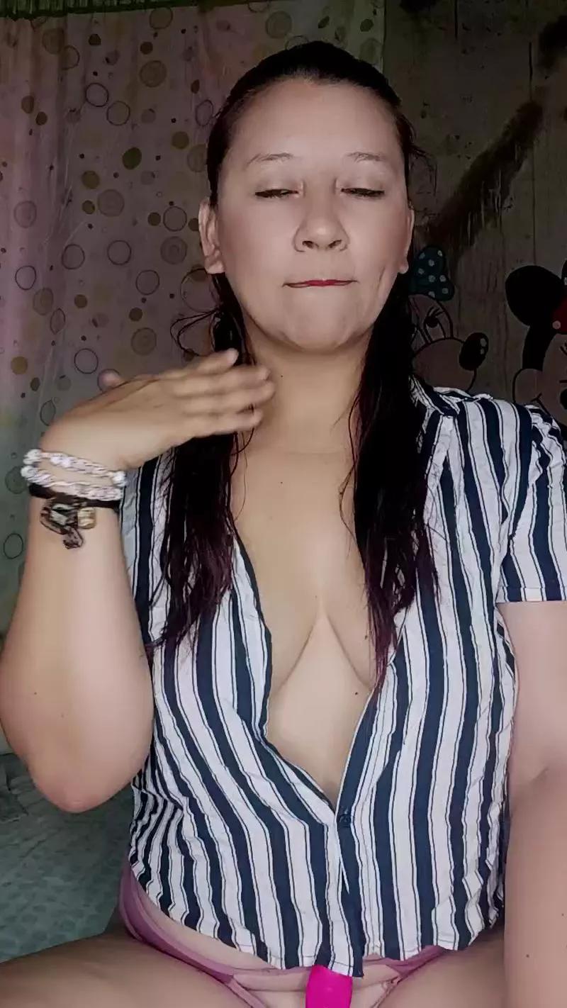 Lucia_Milf on Cam4 