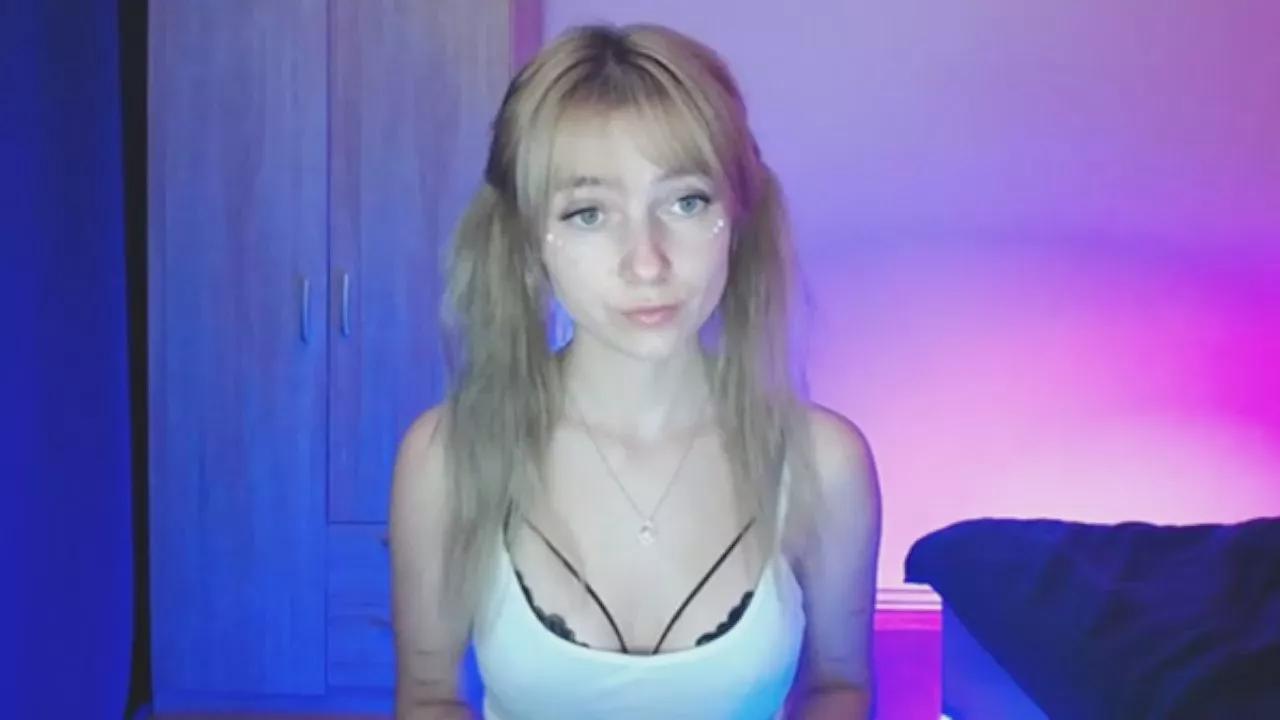 LuciaAdorable on Cam4 