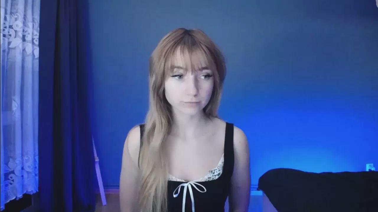 LuciaAdorable on Cam4 