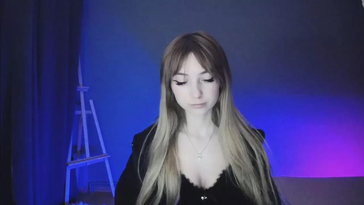 LuciaAdorable on Cam4 