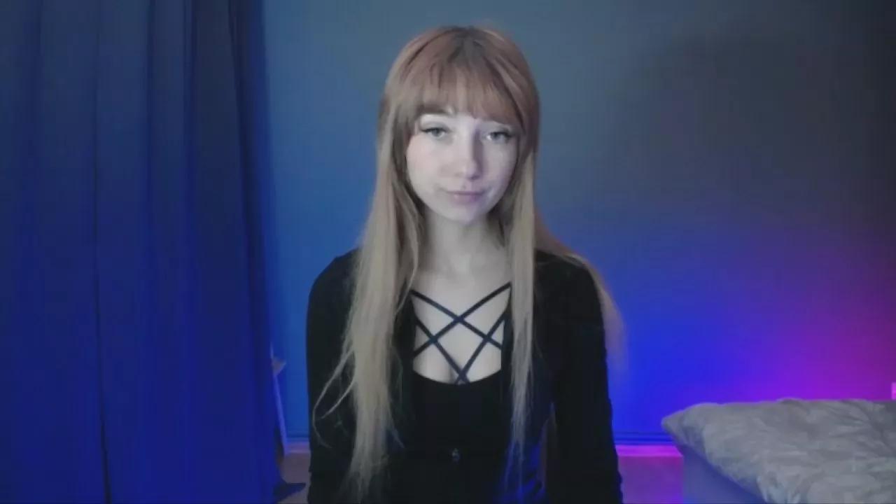 LuciaAdorable on Cam4 