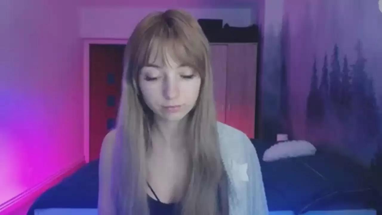 LuciaAdorable on Cam4 
