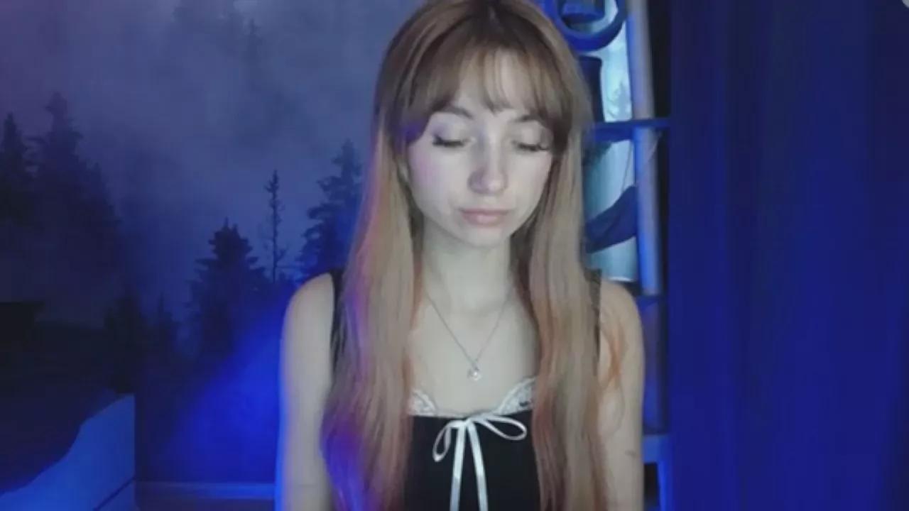 LuciaAdorable on Cam4 