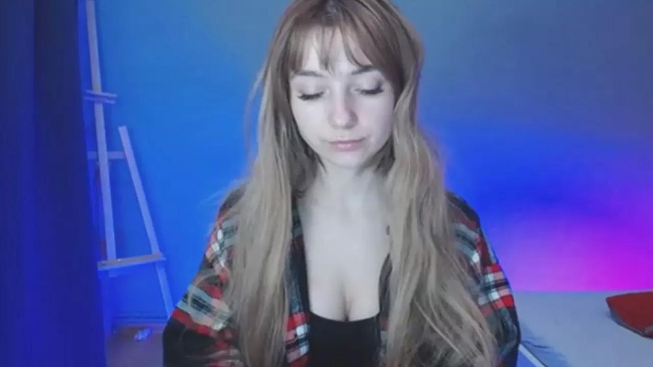 LuciaAdorable on Cam4 