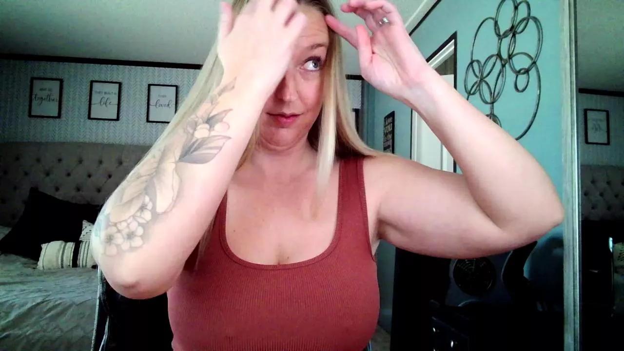 lucyallen4201 on Cam4 