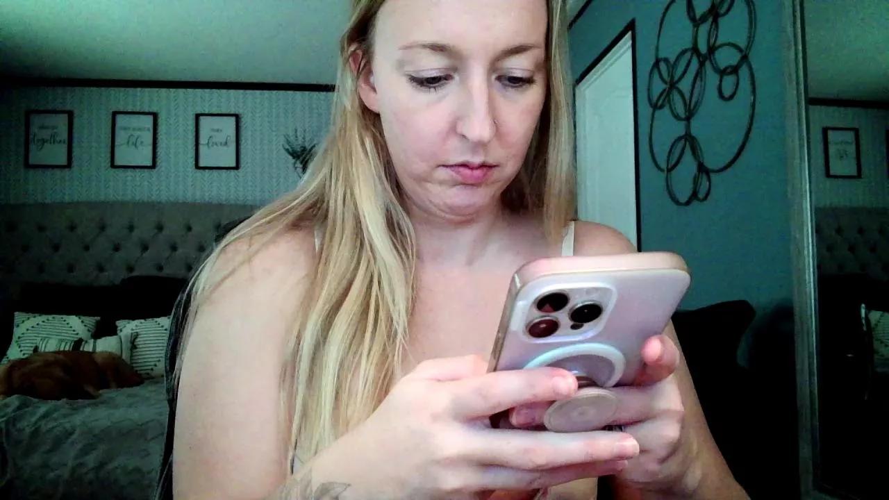 lucyallen4201 on Cam4 