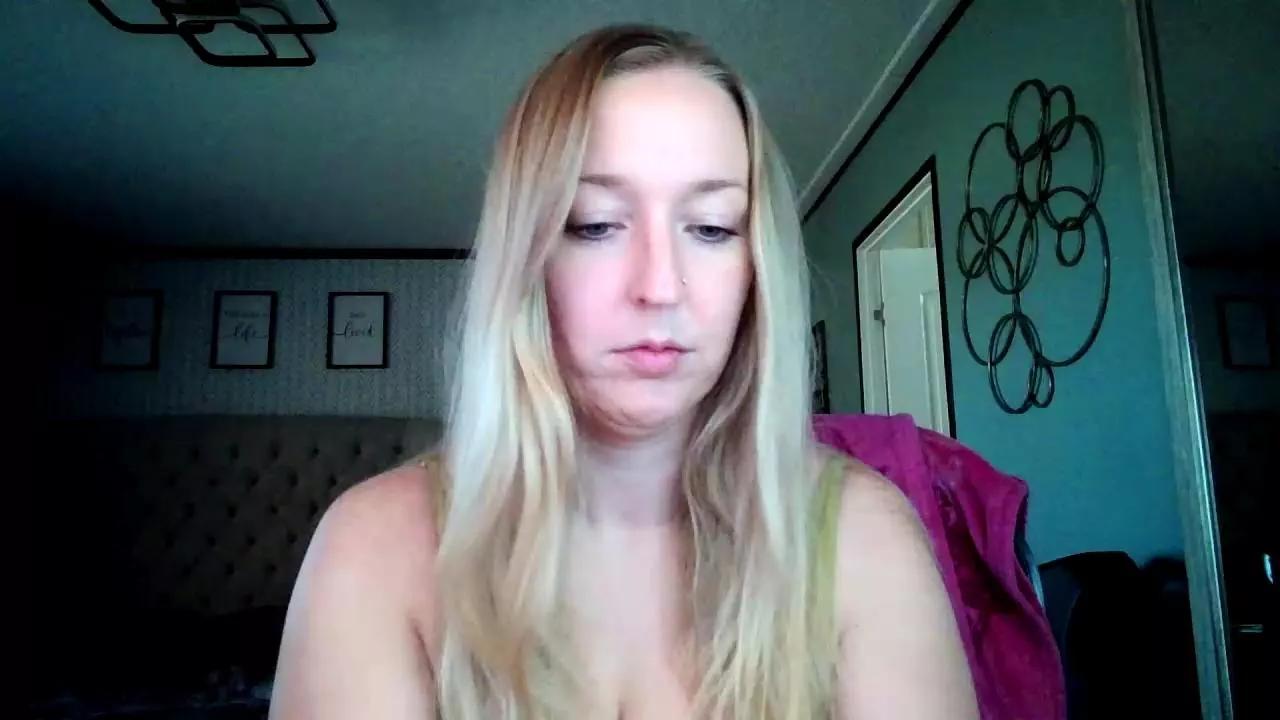 lucyallen4201 on Cam4 