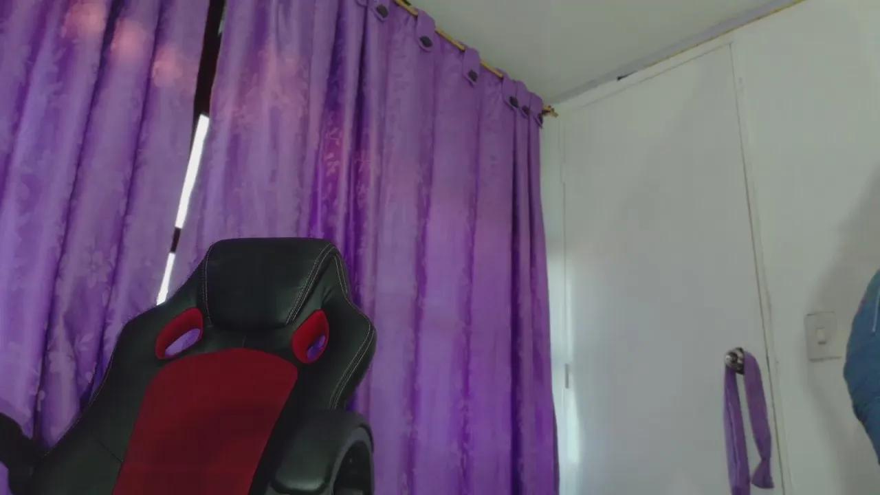 Naked Luna21_ wants you to fuck her body now luna21_ from Cam4