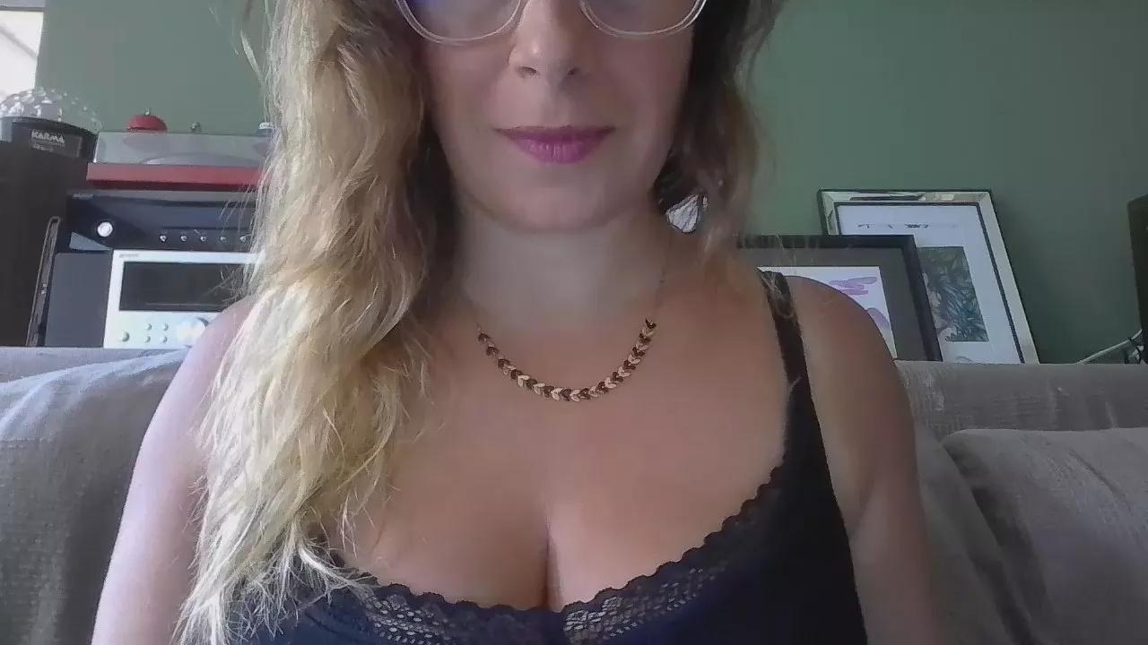 Madame_Louise on Cam4 
