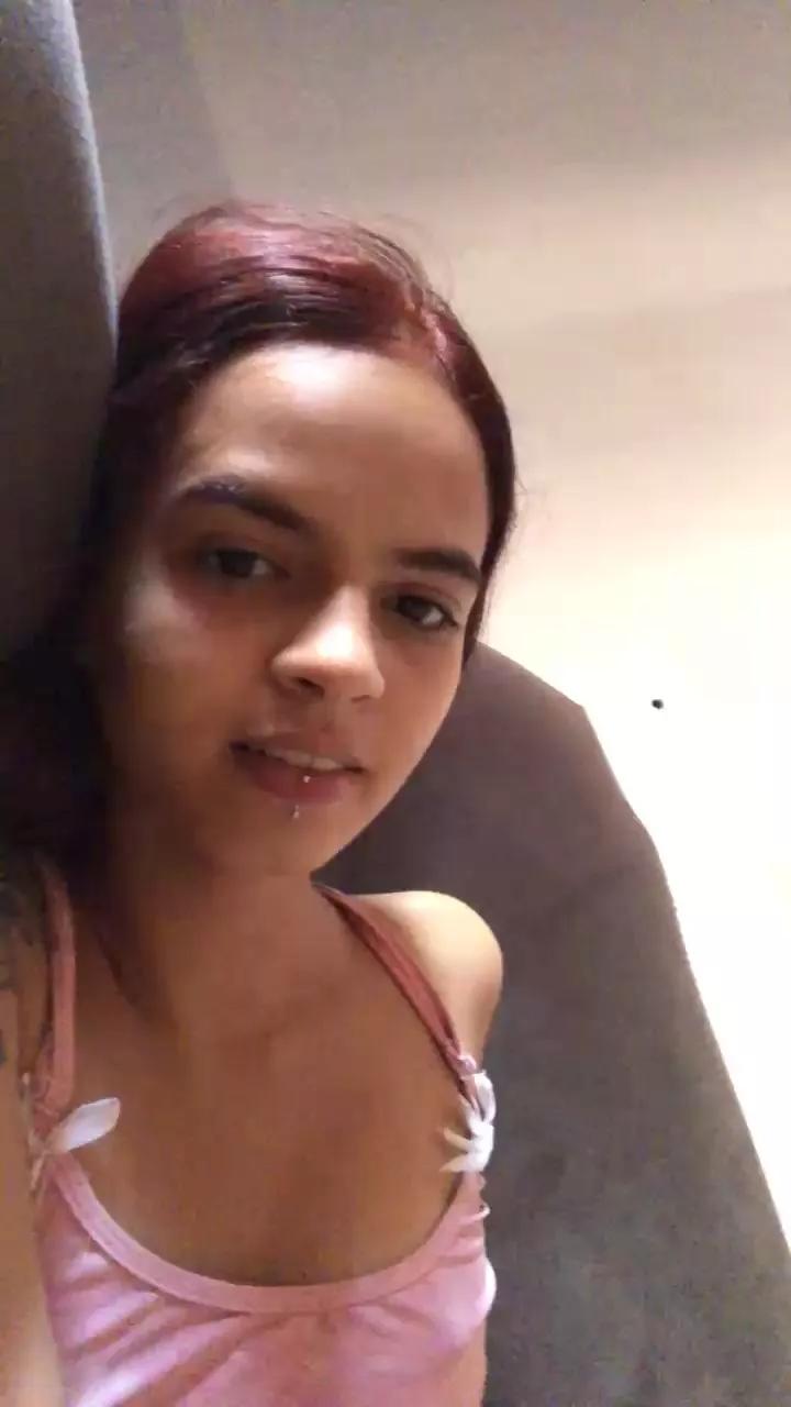 Magrinha00 on Cam4 