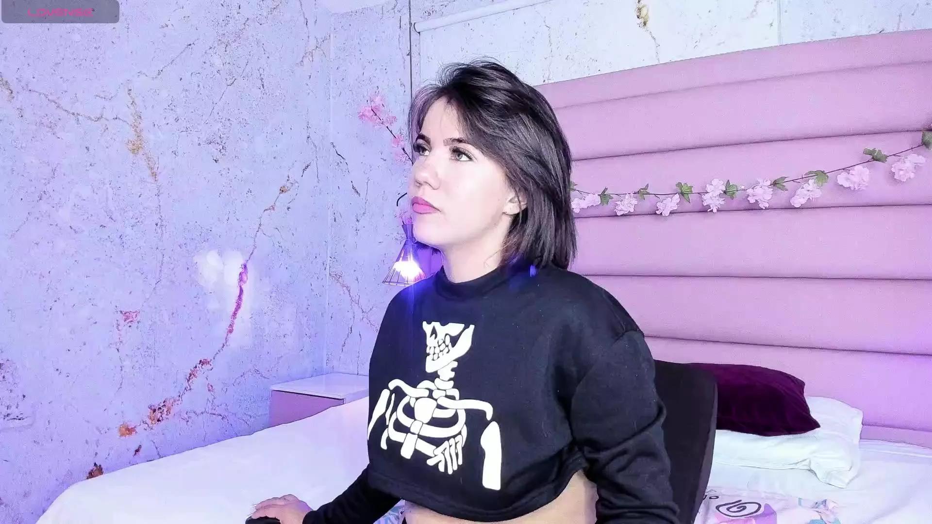 MelanieRoux on Cam4 
