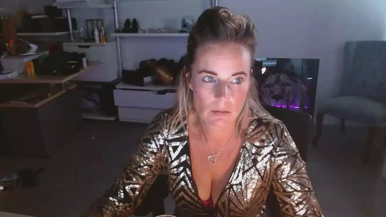 Offline MrsAurora on Cam4