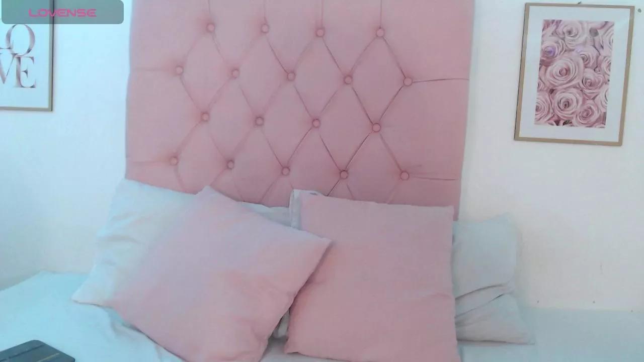 nicolle_1u on Cam4 