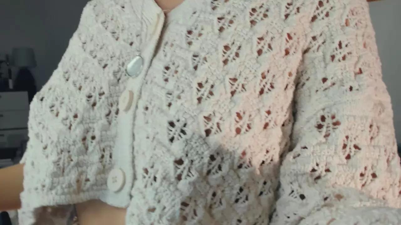Reds_Roses on Cam4 