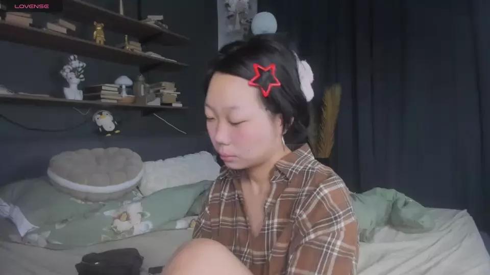 Reds_Roses on Cam4 