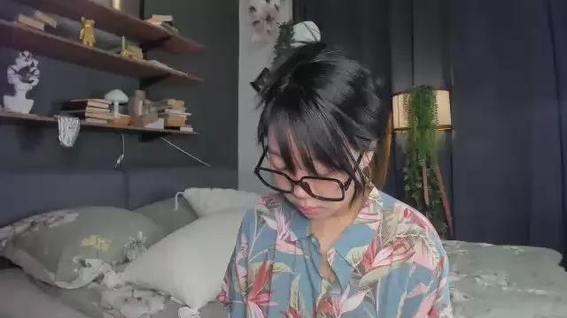 Reds_Roses on Cam4 