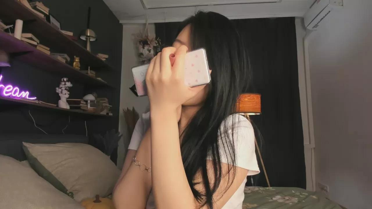 Reds_Roses on Cam4 