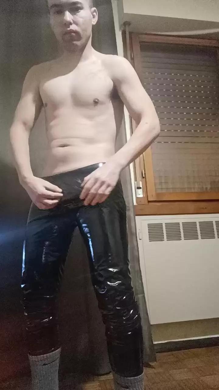 rodrigo1995 on Cam4 