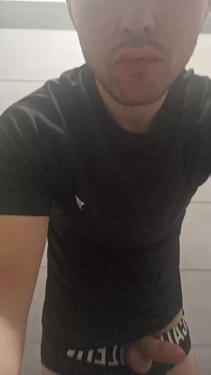 rodrigo1995 on Cam4 