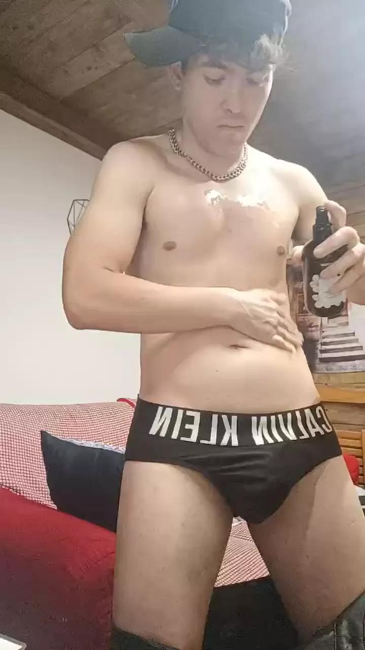 rodrigo1995 on Cam4 