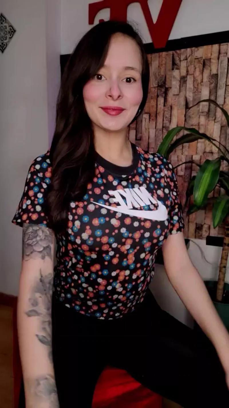 Roxannepiggy on Cam4 