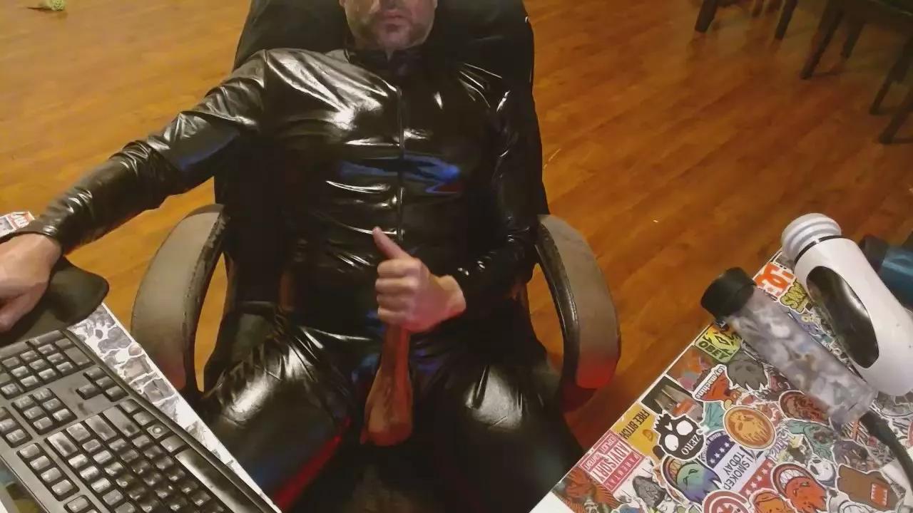 Offline Rubberdom69 on Cam4