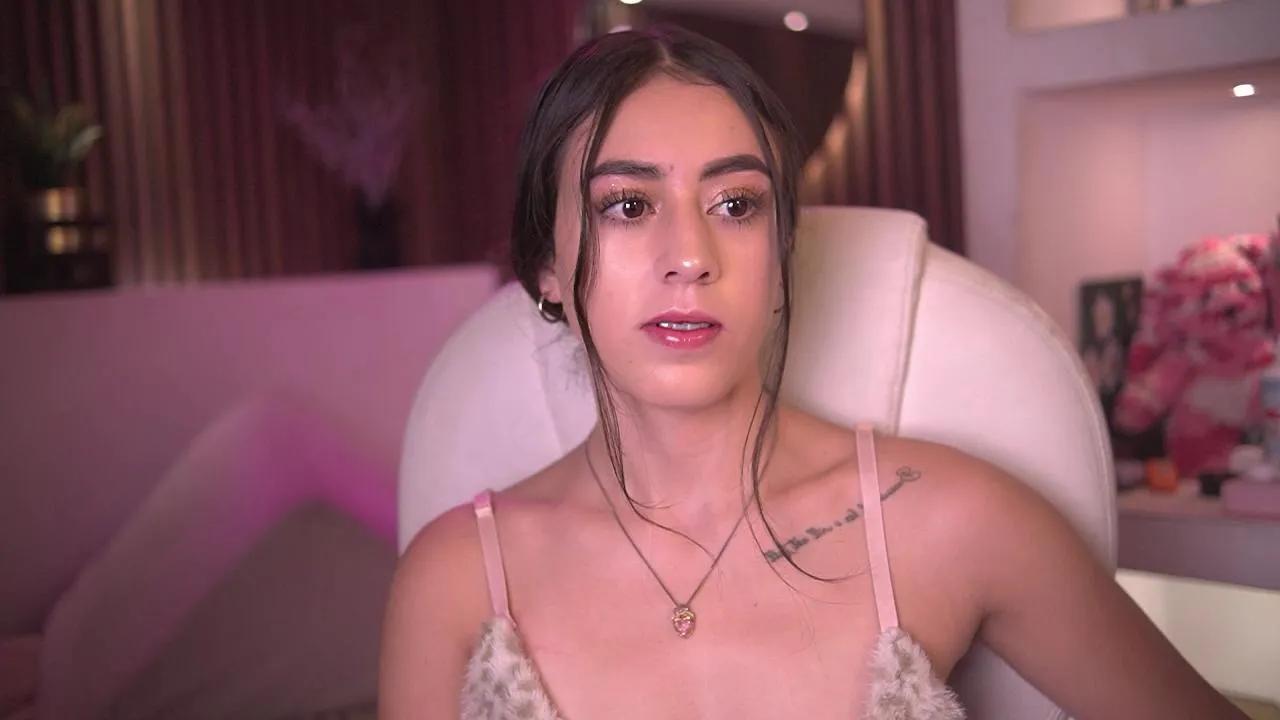 Freechat Saracollins1 on Cam4