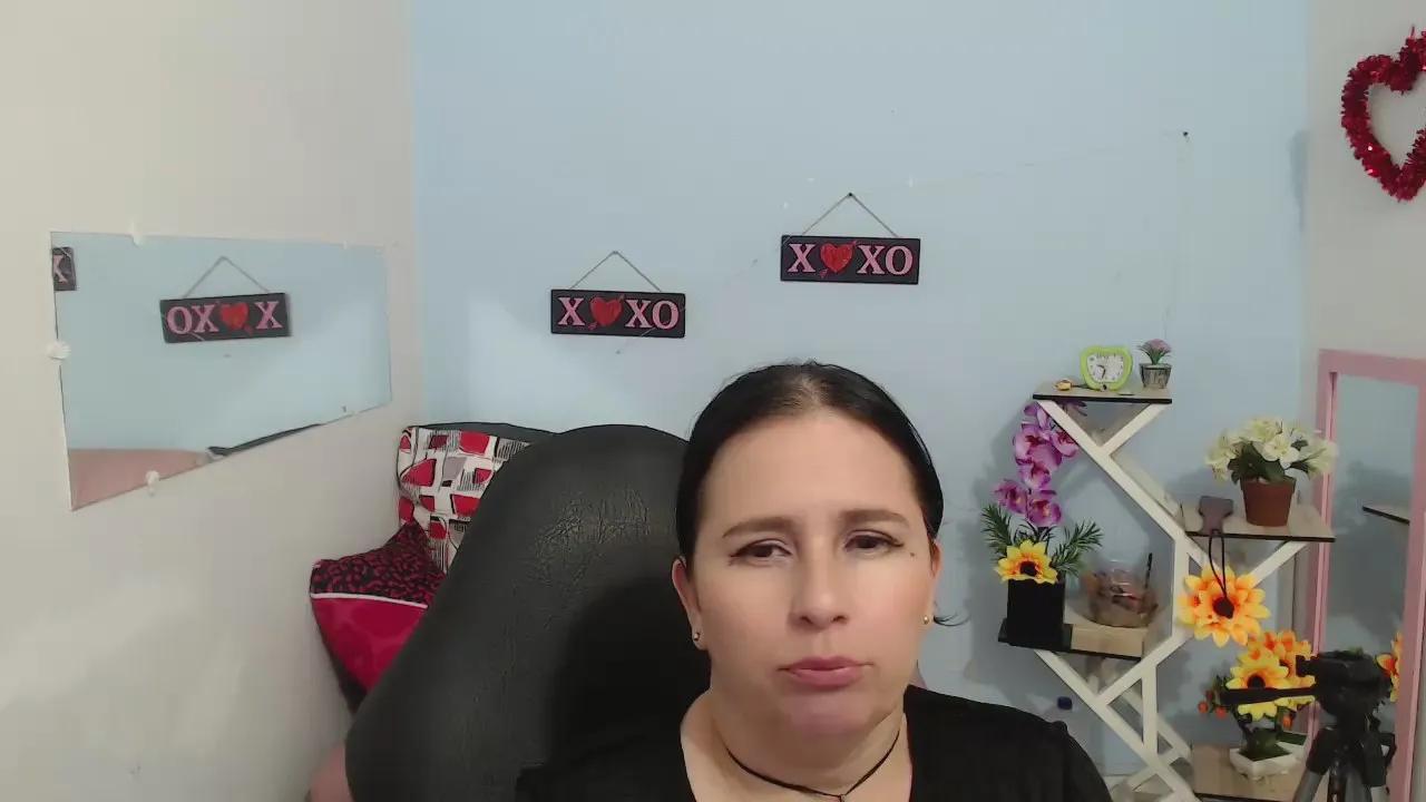 Watch Selenemom, she wants to masturbate for you selenemom from Cam4