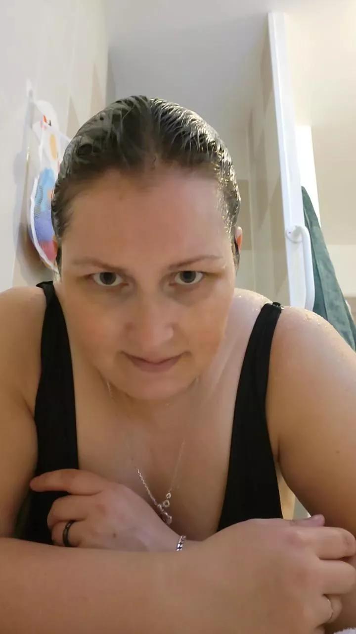Sexycurvy877 on Cam4 