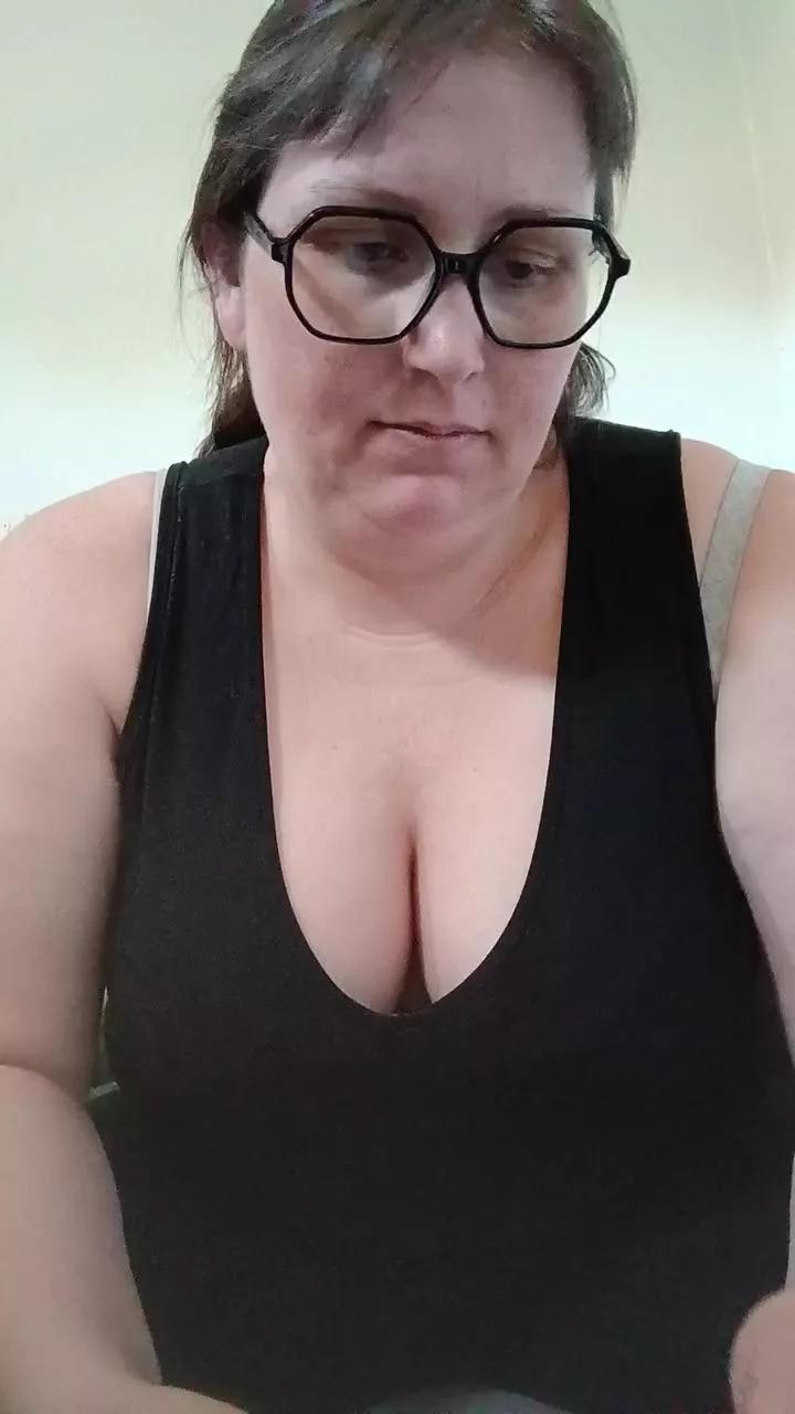 Sexycurvy877 on Cam4 