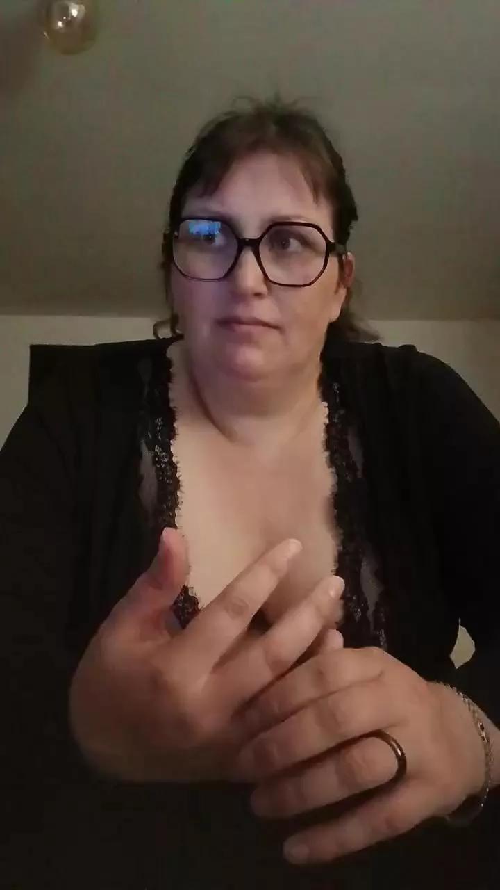 Sexycurvy877 on Cam4 