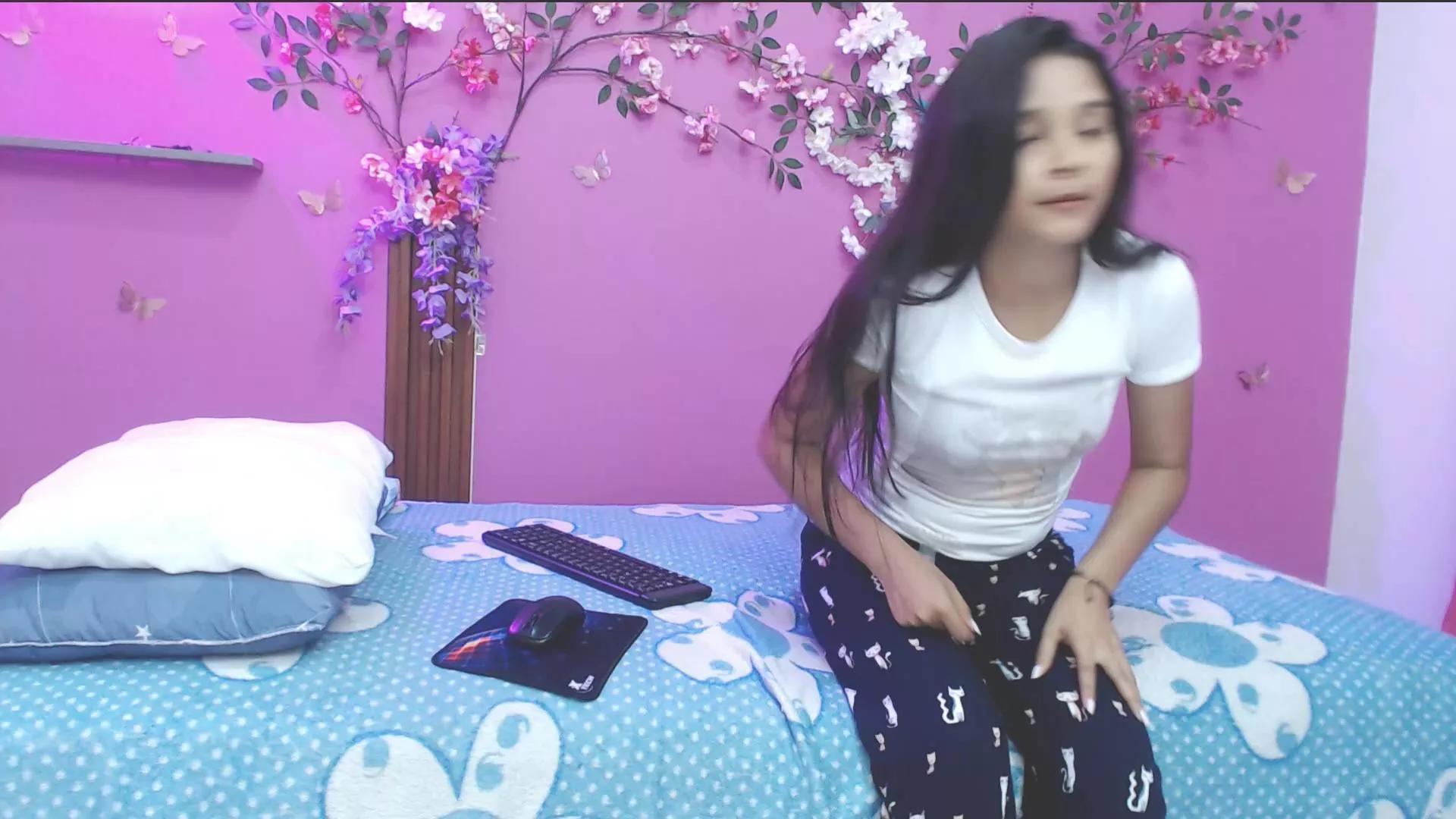skinnybarbie022 on Cam4 