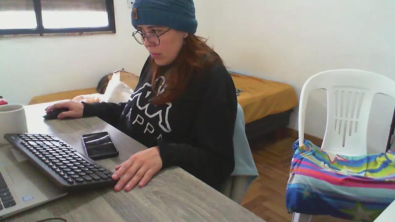 Offline sweetredhota on Cam4