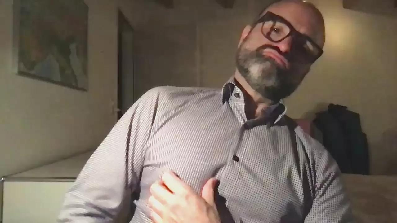 Offline Swiss_man_69 on Cam4