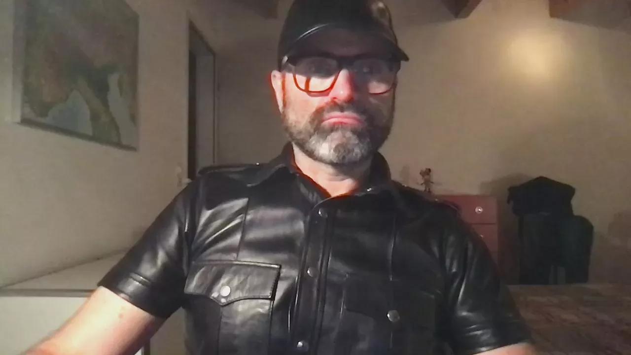 Offline Swiss_man_69 on Cam4