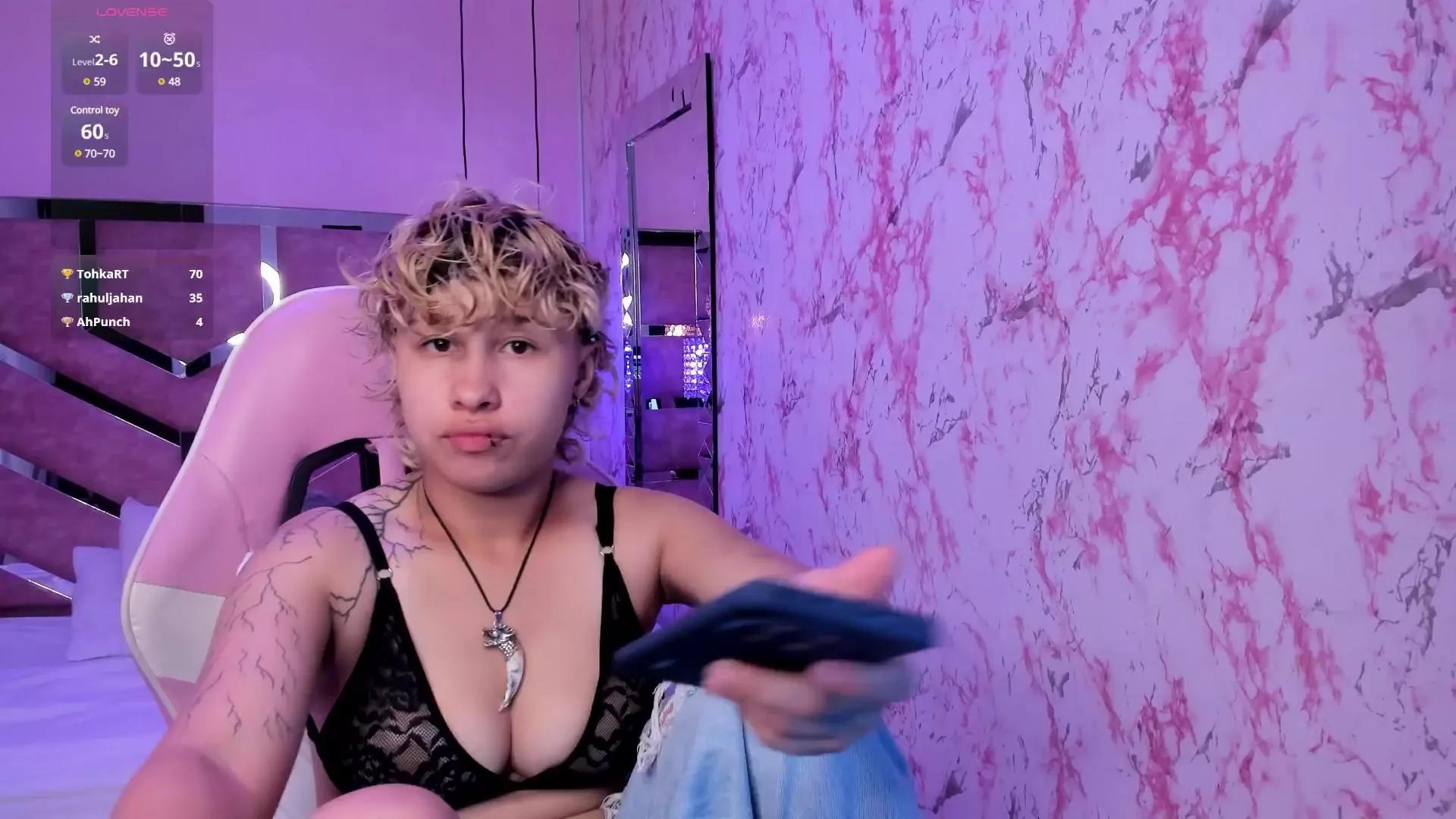 TaylorLeeh on Cam4 